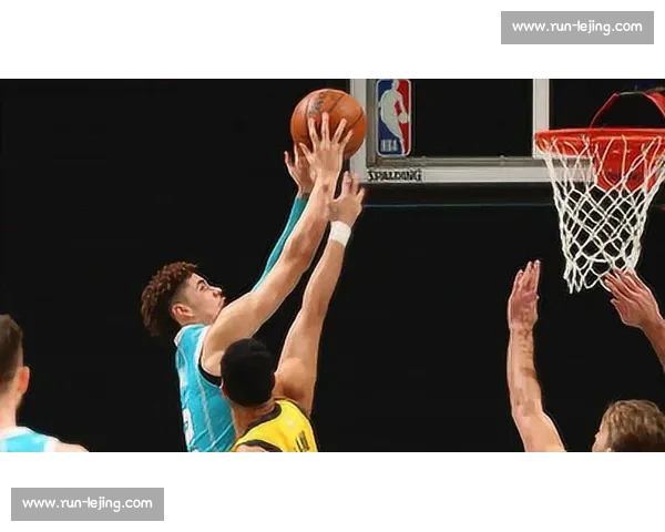 力劈华山！史密斯隔人补扣领衔总决赛十佳球