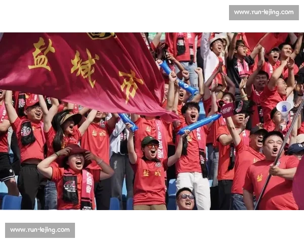 苏超赛场现 散装家庭:父母为连云港助威,子女为苏州呐喊 苏超赛场现 散装家庭:父母为连云港助威,子女为苏州呐喊