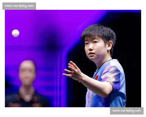 孙颖莎背部力量惊爆体坛！张煜东直播自叹不如：掰手腕我认输