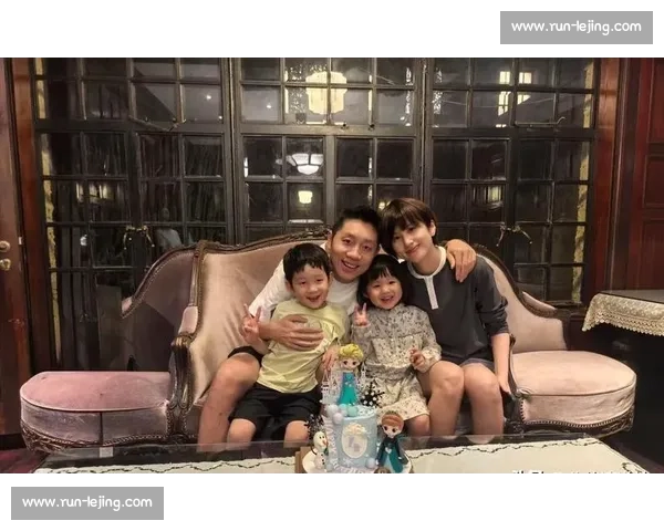 许昕父亲节与儿女甜蜜同框 奥运冠军化身温柔奶爸